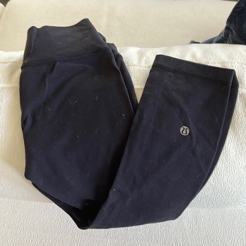Black Lululemon cropped yoga pants